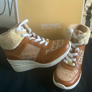 🔥Michael Kors Tahoe Wedge Boots Monogram Faux Sherpa Trim Big Girls Size 4 🔥